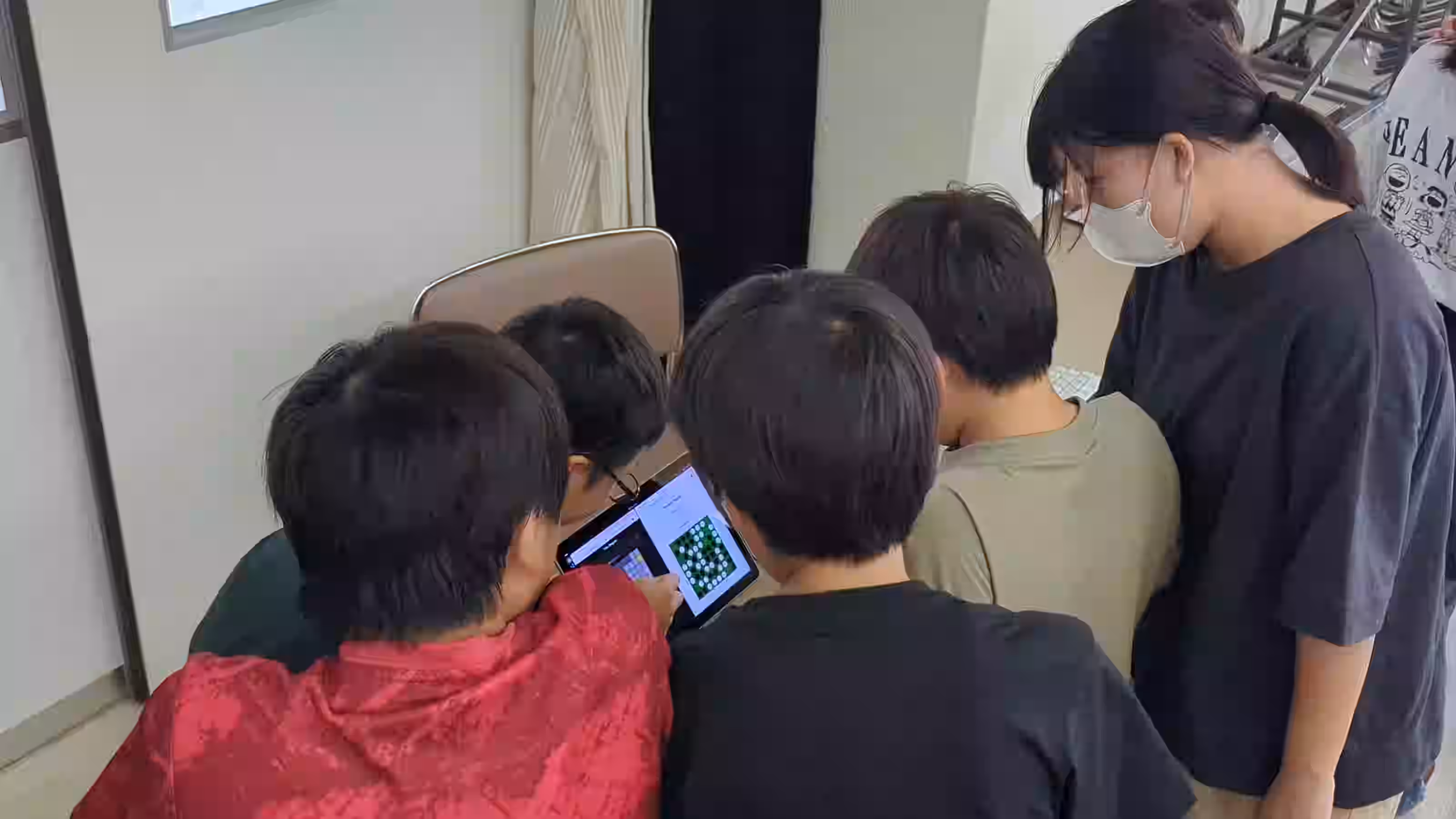 パズルゲームに集まる子供たち