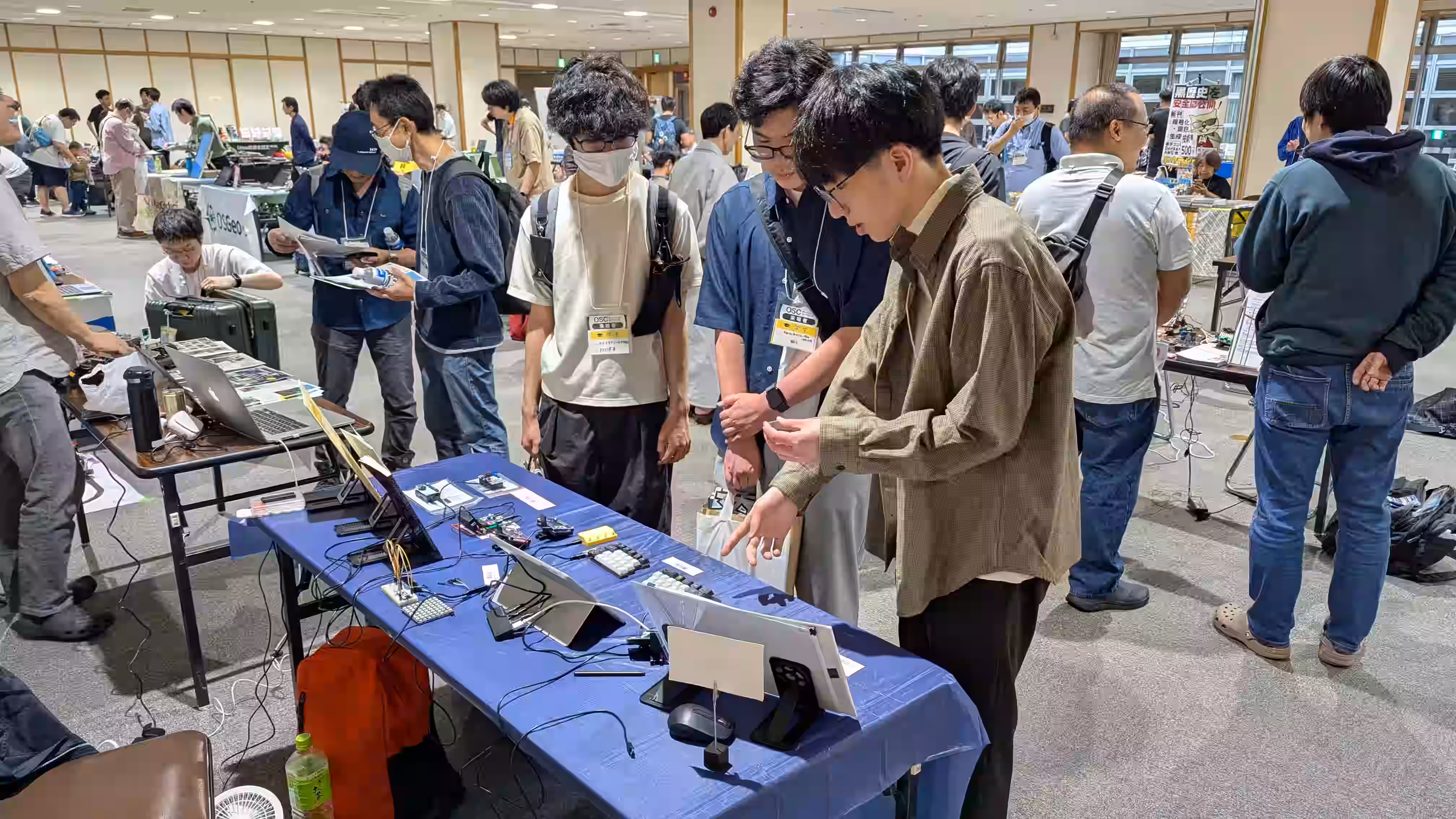 メンバーも説明するOSC2025名古屋展示ブース